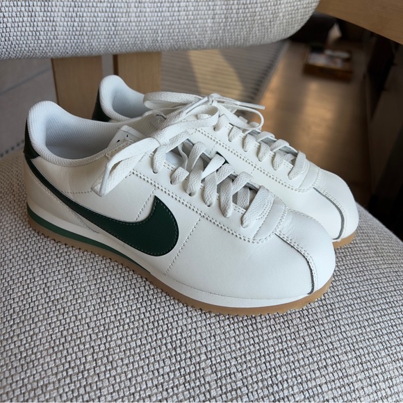 NWOB Nike Cortez Leather Sneakers White Green Classic Retro Gum Sole Women’s 7.5 - Picture 3 of 8